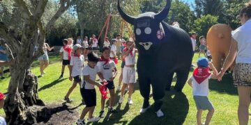 Las calles se llenan de color y diversión con los ‘toros’ del encierro infantil