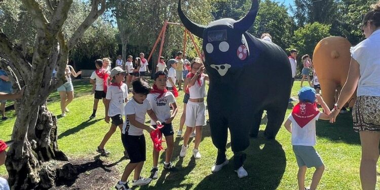 Las calles se llenan de color y diversión con los ‘toros’ del encierro infantil