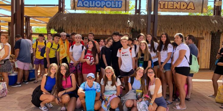 La refrescante jornada en el Aquópolis inicia las actividades de la Semana de la Juventud de Carbajosa