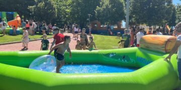 Los niños protagonizan la jornada festiva con lleno total en los hinchables acuáticos