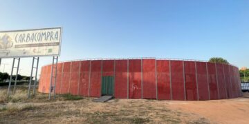 Comienzan los preparativos de las Fiestas de San Roque en Carbajosa con la instalación de la plaza de toros