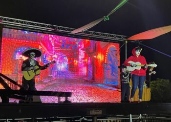 Explosión de luz y color para disfrutar con la cultura mexicana en Carbajosa ante un Recinto Ferial lleno de público