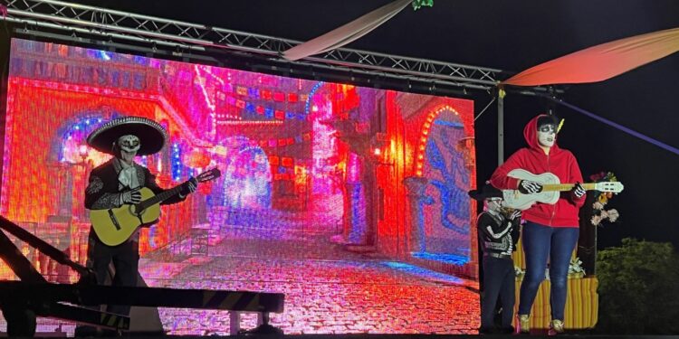 Explosión de luz y color para disfrutar con la cultura mexicana en Carbajosa ante un Recinto Ferial lleno de público