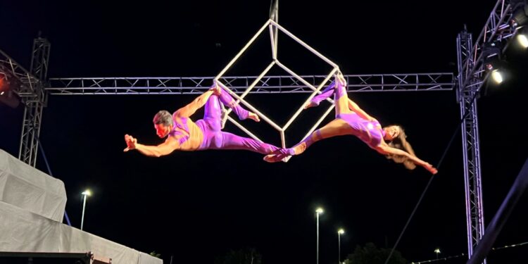 ‘The Time’, el musical que fusiona danza, acrobacias y fuego engancha a los vecinos de Carbajosa