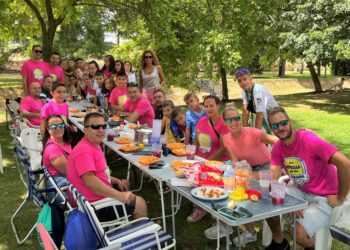 Los vecinos degustan la paella festiva en el Prado de la Vega convertido en un gran comedor al aire libre