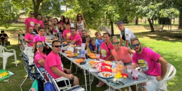 Los vecinos degustan la paella festiva en el Prado de la Vega convertido en un gran comedor al aire libre