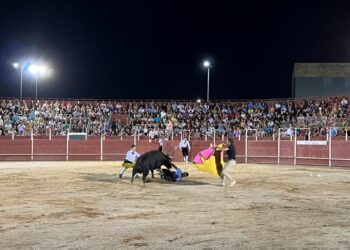 Susto en los recortes nocturnos de Carbajosa ante una plaza abarrotada que disfrutó del espectáculo