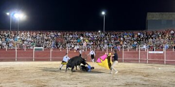 Susto en los recortes nocturnos de Carbajosa ante una plaza abarrotada que disfrutó del espectáculo
