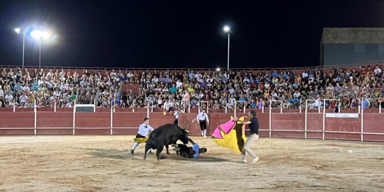 Susto en los recortes nocturnos de Carbajosa ante una plaza abarrotada que disfrutó del espectáculo