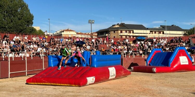 Buen ambiente, mucha diversión y lleno total para disfrutar con el ‘Talent Prix’ de las peñas