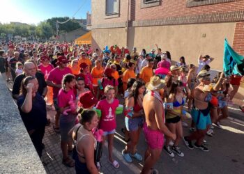 Multitud de vecinos inundan las calles de Castellanos en el tradicional desfile de peñas para iniciar las fiestas