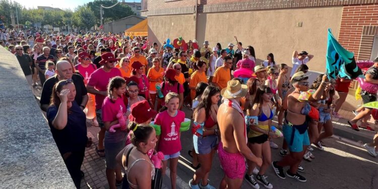 Multitud de vecinos inundan las calles de Castellanos en el tradicional desfile de peñas para iniciar las fiestas