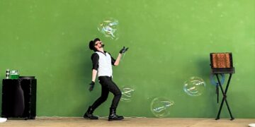 El espectáculo de burbujas encandila a los más pequeños