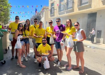 Los vecinos de Castellanos agotan las 2.400 raciones de paella solidaria