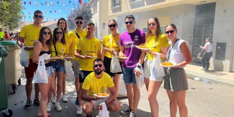 Los vecinos de Castellanos agotan las 2.400 raciones de paella solidaria