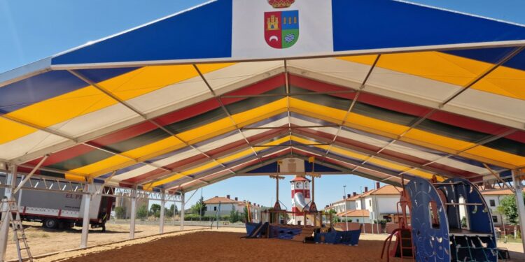 El parque infantil de Las Gavias ya luce el nuevo cerramiento con un gran toldo de colores