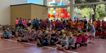 Competitividad, sana rivalidad y risas de las peñas en la yincana festiva