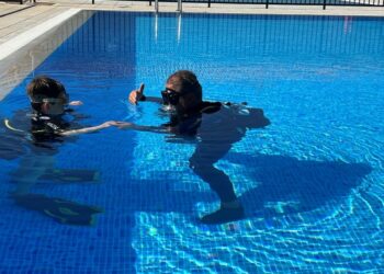 Medio centenar de vecinos participan en los bautismos de buceo en las piscinas municipales
