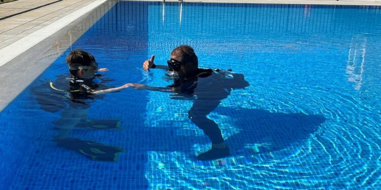 Medio centenar de vecinos participan en los bautismos de buceo en las piscinas municipales