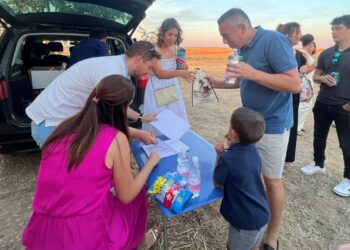 Los mayordomos de la Virgen del Viso entregan las peras a los 160 cofrades