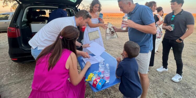 Los mayordomos de la Virgen del Viso entregan las peras a los 160 cofrades