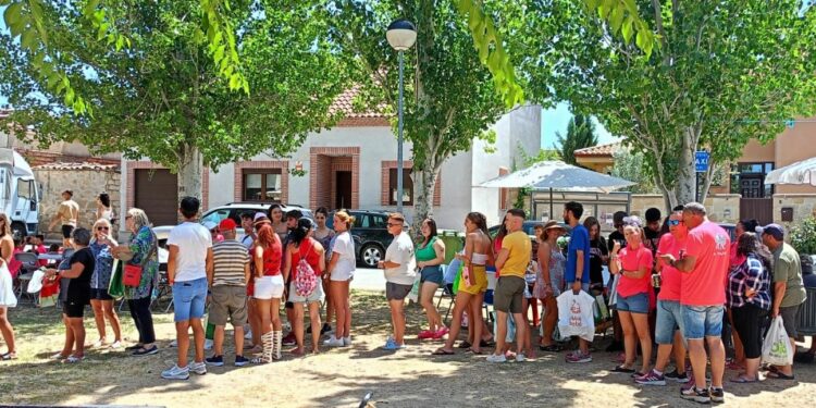 La paella popular y los hinchables acuáticos reúnen a los vecinos en la jornada festiva