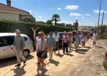 La procesión de El Salvador y la paella reúnen a los vecinos para disfrutar de la jornada festiva en Mozodiel