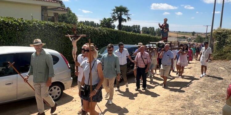 La procesión de El Salvador y la paella reúnen a los vecinos para disfrutar de la jornada festiva en Mozodiel