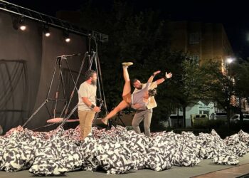 El público llena la Plaza para disfrutar con el espectáculo de acrobacias y malabares ‘Loop’