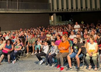 El público abarrota la Plaza para disfrutar del espectáculo de magia y humor del Mago Murphy