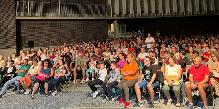 El público abarrota la Plaza para disfrutar del espectáculo de magia y humor del Mago Murphy