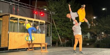 El ‘Tranvía nº12’ ‘atrapa’ al público santamartino con su humor, acrobacias, volteretas y malabares
