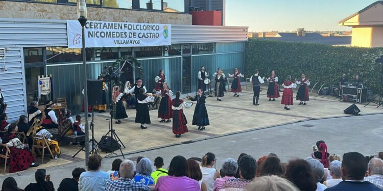 Villamayor mantiene vivo el recuerdo del tamborilero local en el XXI Certamen Folclórico Nicomedes de Castro