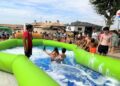 Refrescante tarde en los hinchables acuáticos para despedir las fiestas