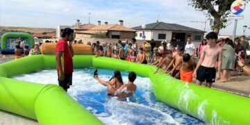 Refrescante tarde en los hinchables acuáticos para despedir las fiestas