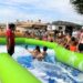 Refrescante tarde en los hinchables acuáticos para despedir las fiestas