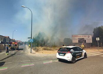 Alarma vecinal por el incendio de una parcela en Señorío de Gudino