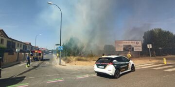 Alarma vecinal por el incendio de una parcela en Señorío de Gudino