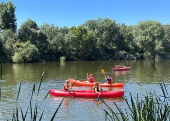 Cerca de 200 vecinos participan en los paseos en piragua sobre las aguas del Tormes