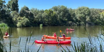 Cerca de 200 vecinos participan en los paseos en piragua sobre las aguas del Tormes