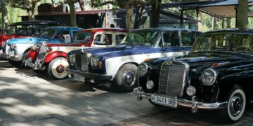 Un centenar de vehículos clásicos muestran la historia y la evolución de la automoción