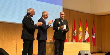 La entrega de la Medalla de Oro de la Provincia a la Policía Nacional pone «la guinda» a las celebraciones por sus dos siglos de historia