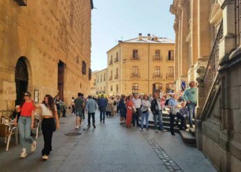 El buen tiempo y el ambiente festivo anima a disfrutar de la jornada de puertas abiertas