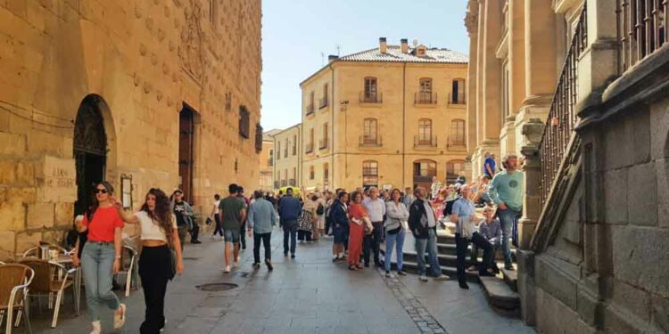 El buen tiempo y el ambiente festivo anima a disfrutar de la jornada de puertas abiertas