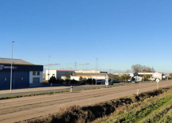 El corte al tráfico de la N-620 obliga a acceder y a salir de las urbanizaciones de Carrascal de Barregas por la carretera de Matilla de los Caños