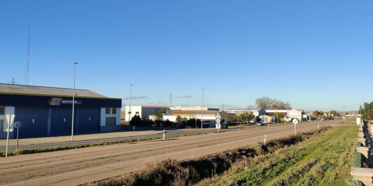 El corte al tráfico de la N-620 obliga a acceder y a salir de las urbanizaciones de Carrascal de Barregas por la carretera de Matilla de los Caños