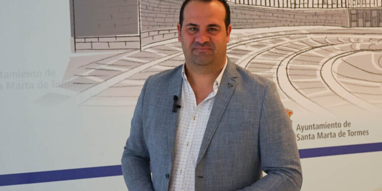 La inversión de 223.000 euros permitirá renovar los vehículos de mantenimiento y mejorar las zonas deportivas y parques de Santa Marta