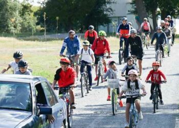 Medio centenar de personas participan en la ‘bicicletada’ por la Isla del Soto