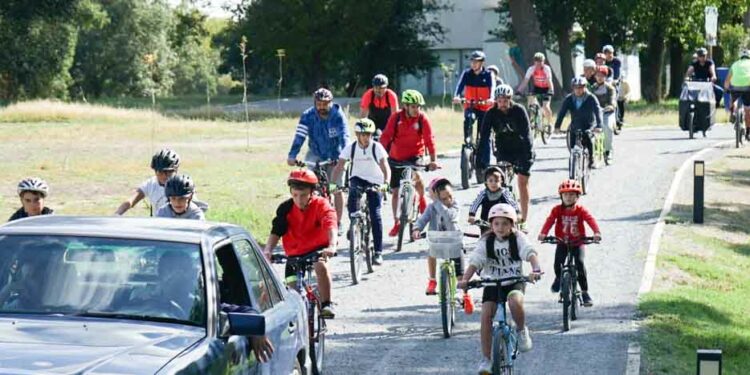 Medio centenar de personas participan en la ‘bicicletada’ por la Isla del Soto