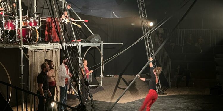 La tradición y la modernidad escénica de la compañía Circo Zoé hacen vibrar a los espectadores